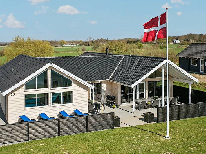 Ferieudlejning for 18 personer, med pool og terrasse, børnevenlig i Nordfyn