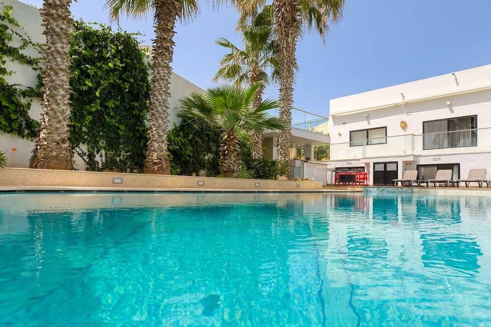 Stunning 4Br Villa with Private pool & parking in Attard, Malta Island