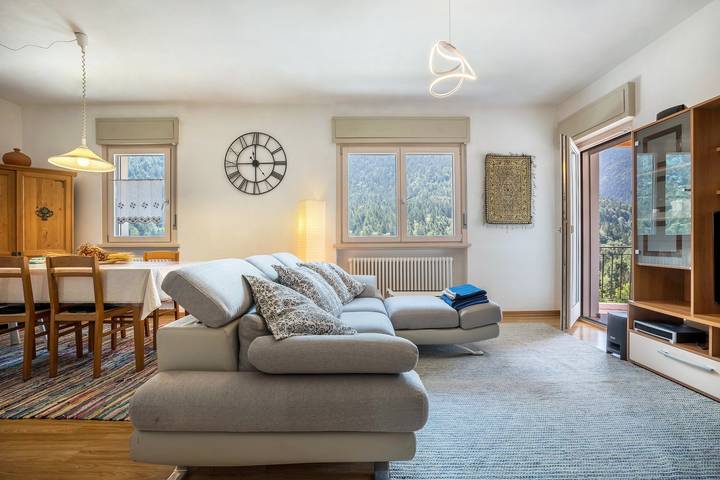 Apartamento inteiro, Apartamento 'Villa Vittoria' com vista para a montanha, varanda e acesso Wi-Fi in Breguzzo, Sella Giudicarie