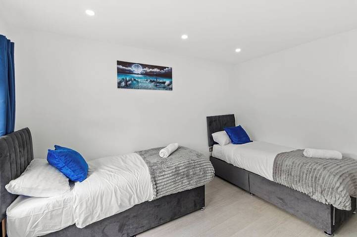 Luxurious 4 Bedroom House |9 Guests |Free Parking |WIFI in Sutton (London), London