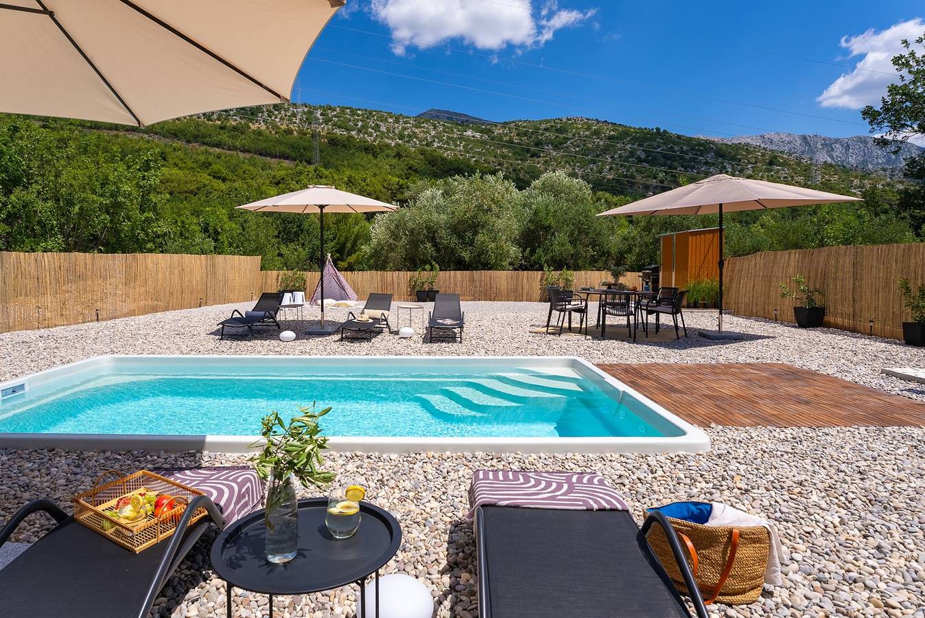 Villa Three Olives: A Perfect Family Retreat near Omis in Naklice, Split-Dalmatien