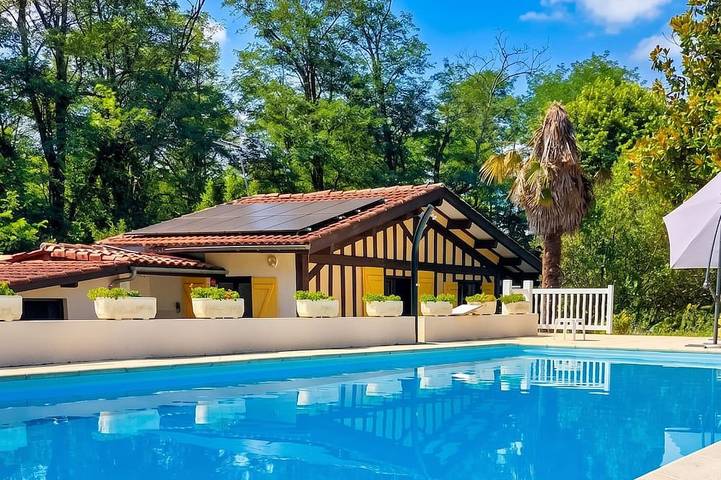Gîte pour 5 personnes, avec Terrasse ainsi que Jardin et Piscine à Laurède