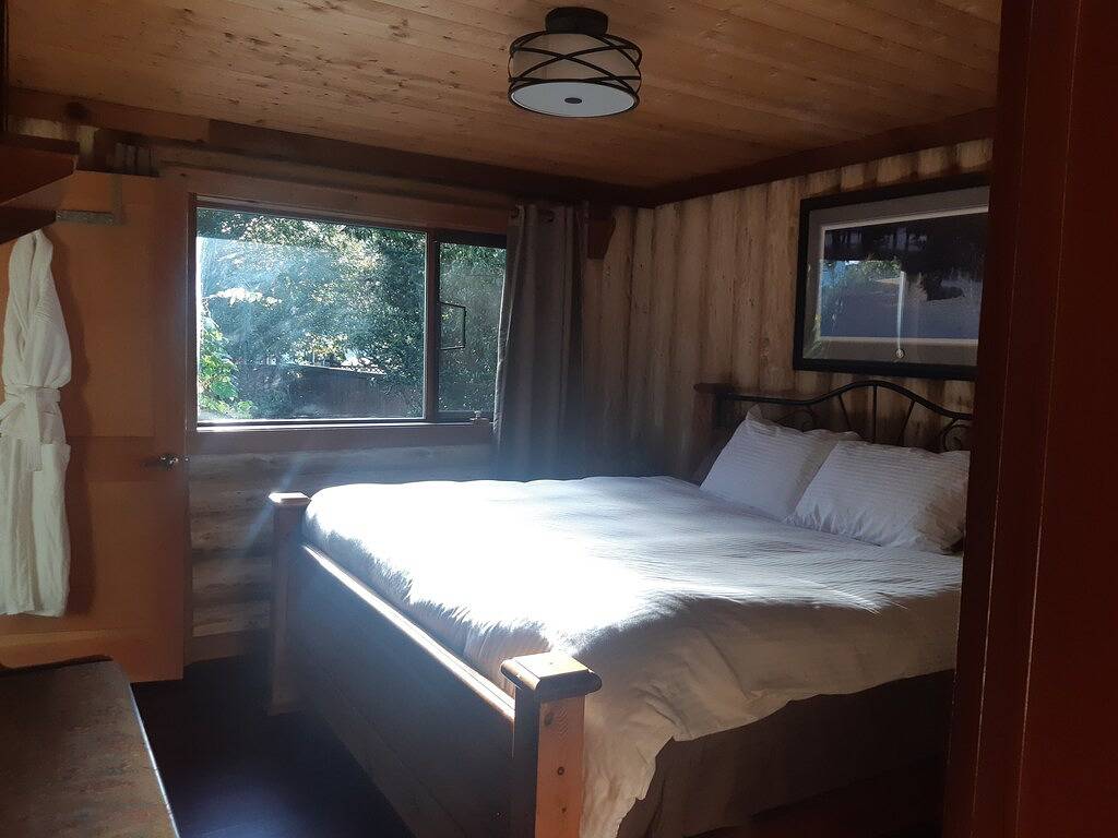 Ein echtes Westküstenerlebnis 3-Zimmer-Blockhaus auf privater Fläche. in Sooke, Vancouver Island