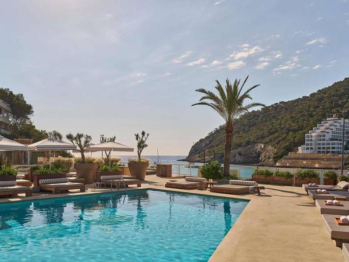 Apartamento para 2 personas, con vistas además de piscina y jardín en Cala Llonga