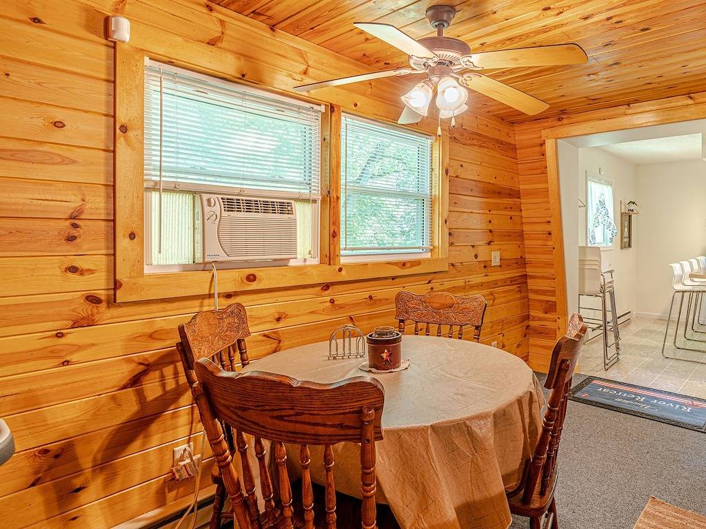 Waterfront Cabin - Family and Dog Friendly in Seneca Rocks