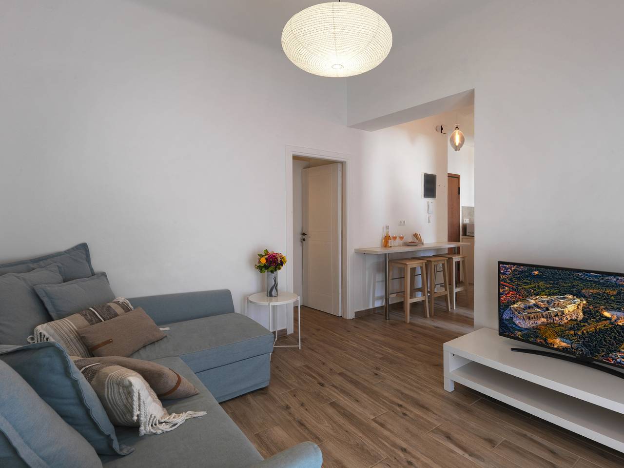 Appartement entier, 1L · Athenian 2bdr apartment with sunny in Section centrale d'Athènes, Athènes