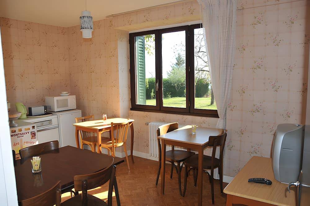 Chambres d'hôtes bellevue - chambre 1 in Junhac, Région d'Aurillac