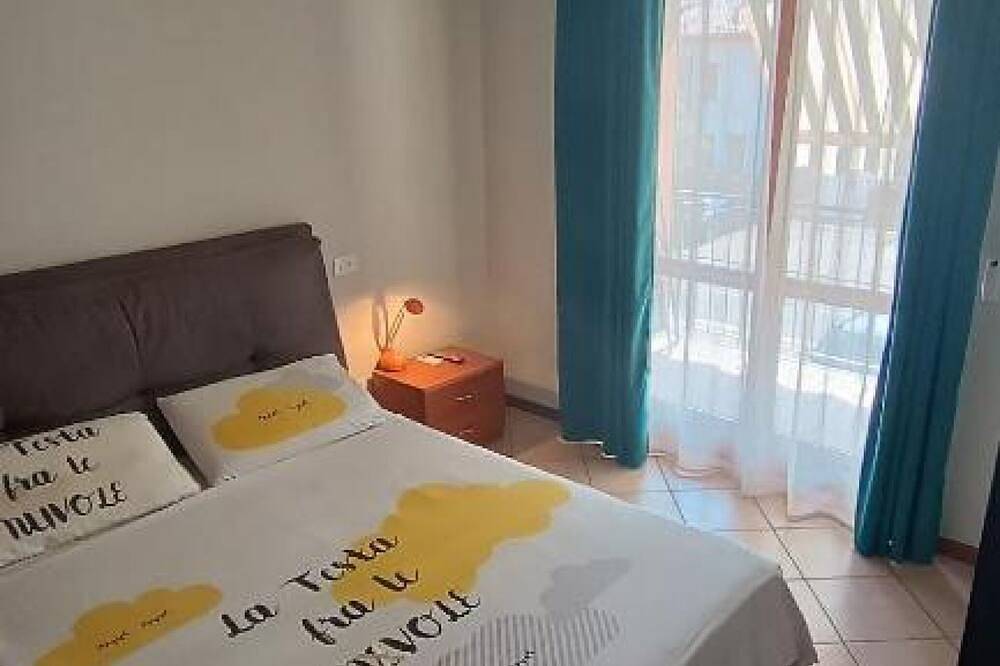 Ganze Wohnung, A 10-minute walk from Lake Garda, quiet area, a playground 80 m in Puegnago sul Garda, Gardasee-Berge
