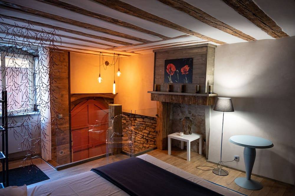 Contemporary cellar in the heart of Arbois Kv'O37 in Arbois, Jura