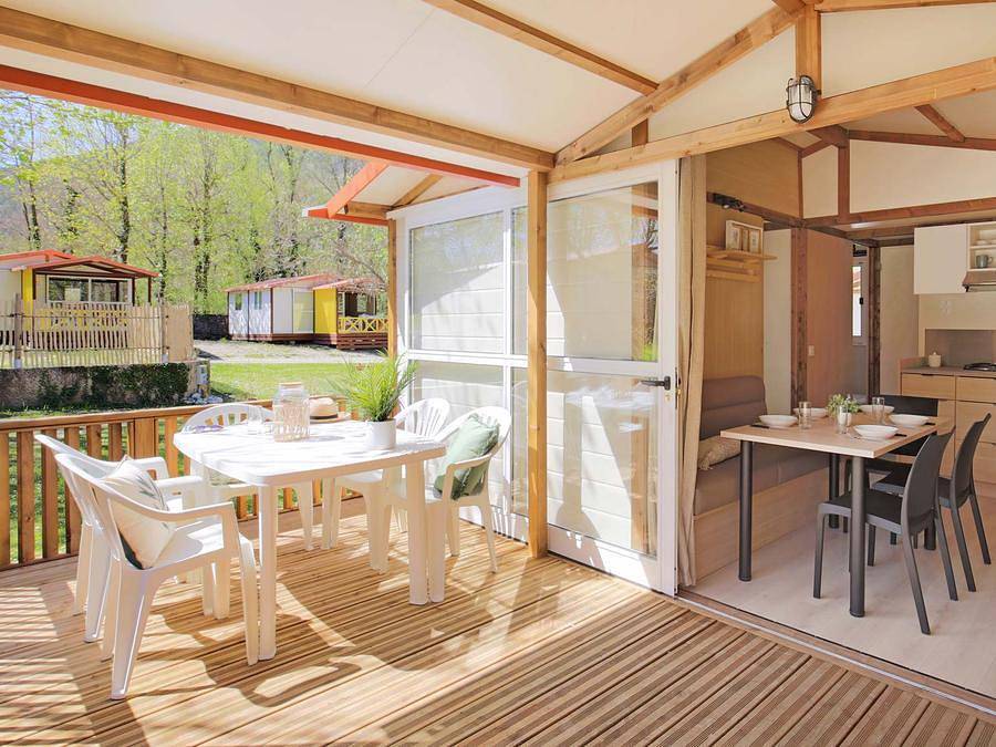 Camping Le Mont Grêle - Chalet 5 personnes - Chalet Morea- 25m² - Vue Lac - terrasse couverte 12m² in Lépin-le-Lac, Région de Chambéry