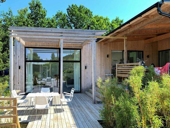 Arkitektritat hus vid Stenshuvud nationalpark in Österlen