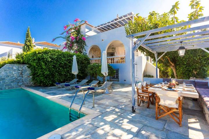 Villa for 9 people, with pool and garden as well as view, with pets in Spetses