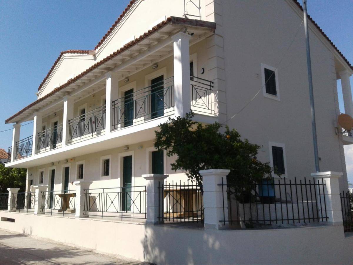 Umbrella Beach Apartments in Kavos, Corfou