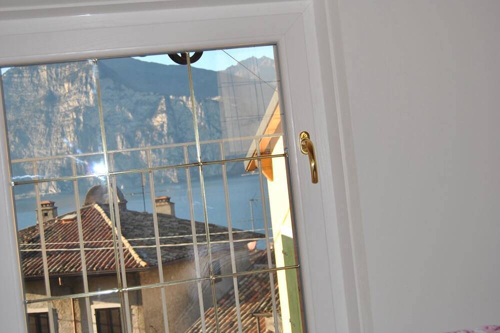 Romantic Super Price cottage from September 20 to 28 near beach Garage. in Cassone di Malcesine, Malcesine
