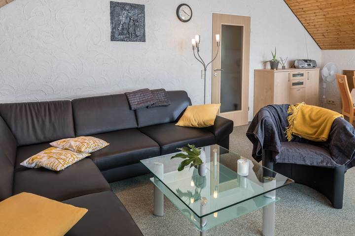 Ganze Wohnung, Ferienwohnung "Haus Hasenweide" in Bodenseenähe mit Balkon im Dachgeschoss in Überlingen, Region Bodensee-Oberschwaben