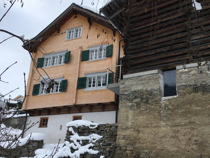 Ferienwohnung für 9 Personen, mit Balkon und Terrasse sowie Garten in Lumnezia