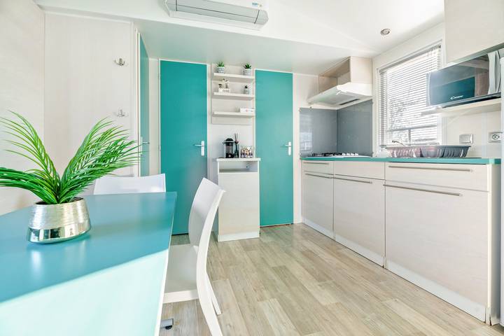 Air-Conditioned 3-Bedroom Mobile Home – 4 Stars in Châteauneuf-de-Galaure, Valence region