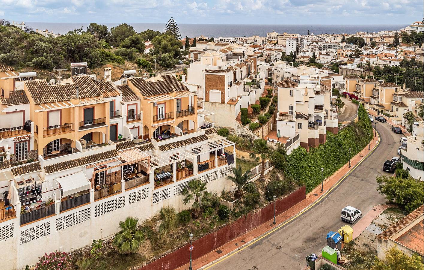 Entire holiday apartment, Cozy Apartment with Terrace, AC near Playa El Salon in Playa de Burriana, Nerja