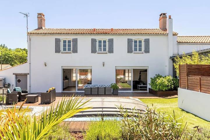 Location de vacances pour 12 personnes, avec jacuzzi ainsi que jardin et terrasse à Bois-de-Céné