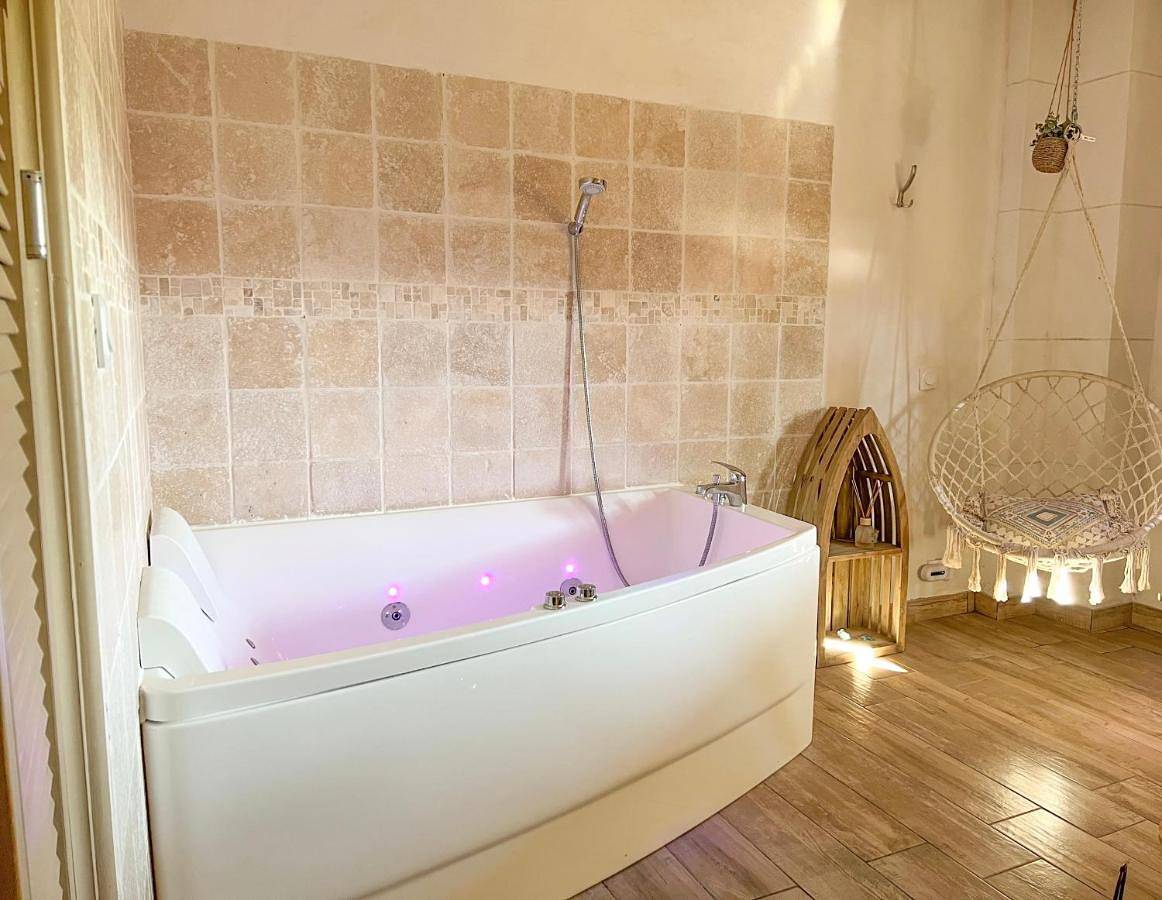 King Room with Spa Bath in Saint-Gilles, Région de Nîmes