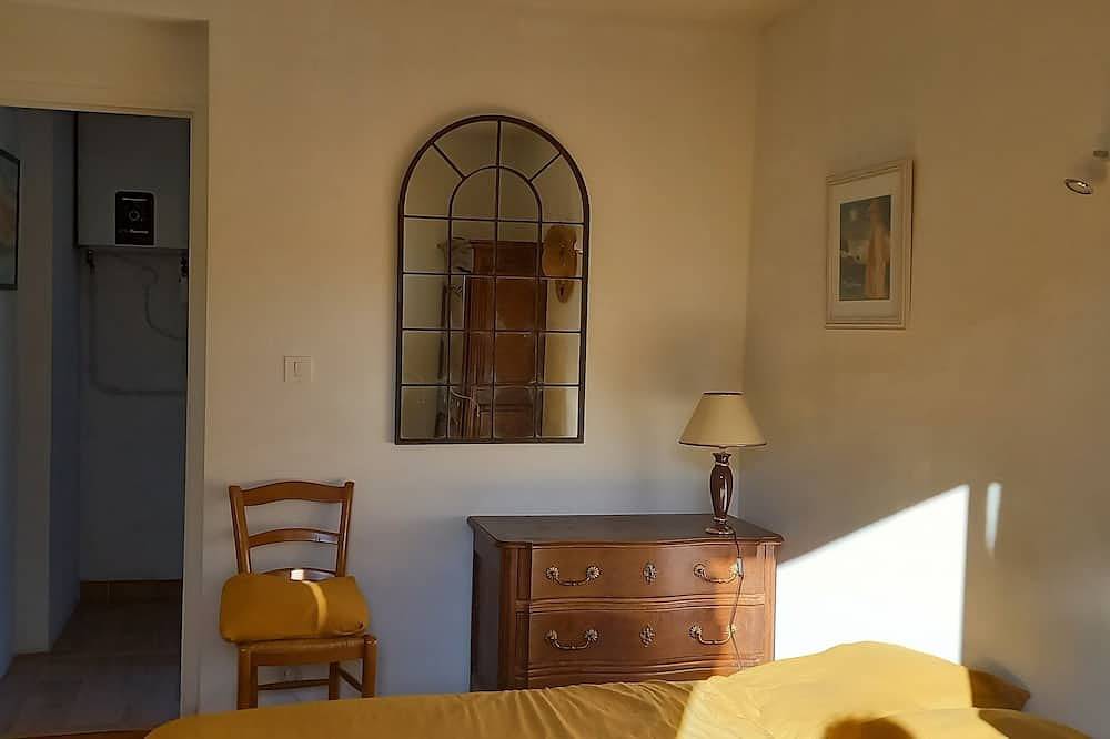 Bedroom and bathroom with summer kitchen, 12-minute walk to beach in Bormes-les-Mimosas, Toulon region