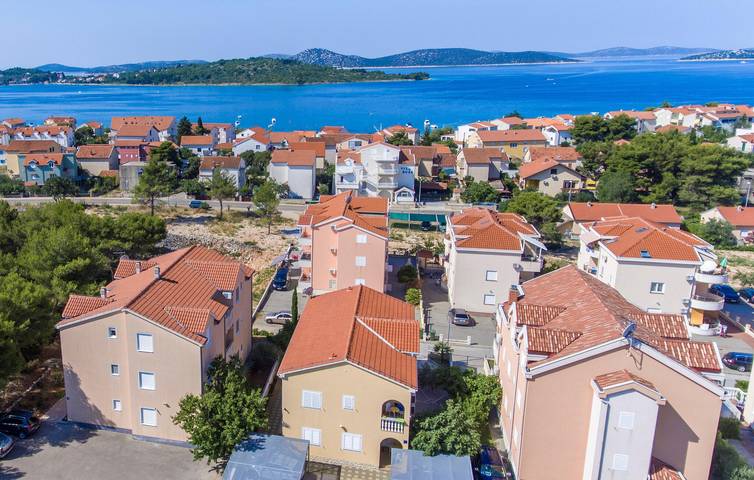 Ganze Ferienwohnung, Modernes Apartment in Strandnähe mit Terrasse und WLAN, Parkplatz inklusive in Srima, Šibenik-Knin