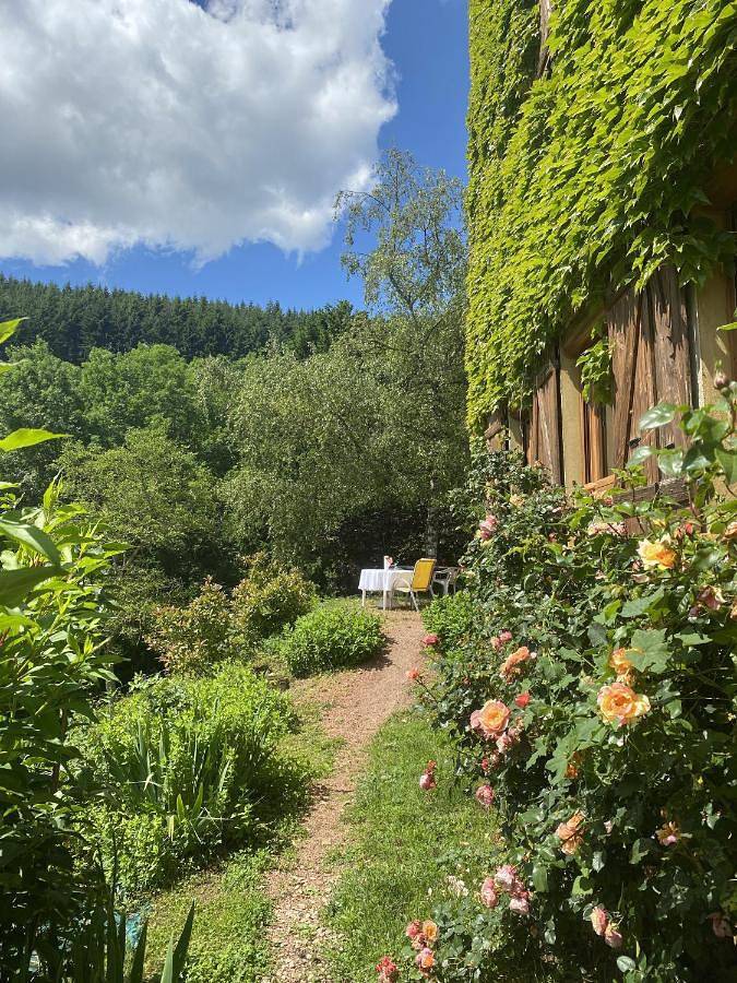 Maison d’hôte pour 6 personnes, avec vue et jardin dans Chamelet