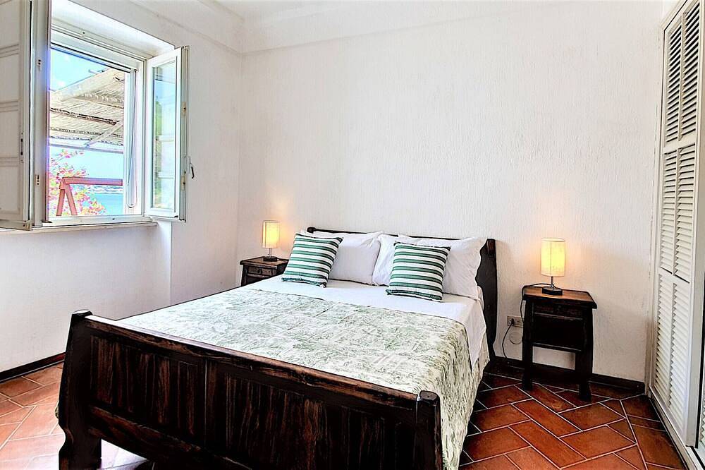 Breathtaking whirlpool villa&office w/ sea access in Castro (Lecce), Lecce Province