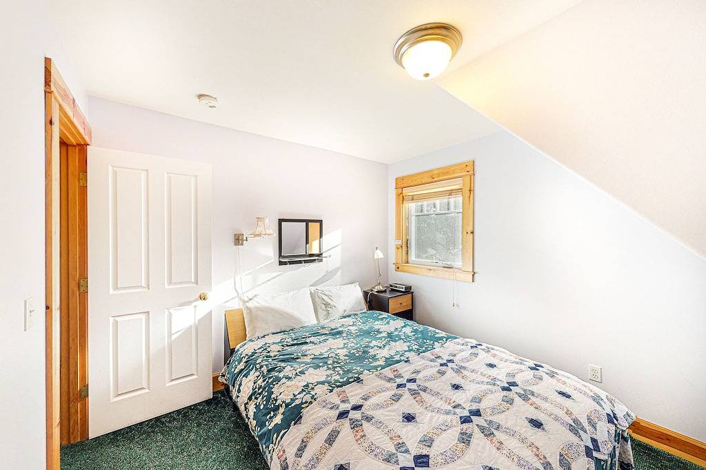 Geräumiges hundefreundliches Ferienhaus mit Garten - zu Fuß zum Strand! Hochzeiten begrüßen zu können! in Gearhart, Clatsop County