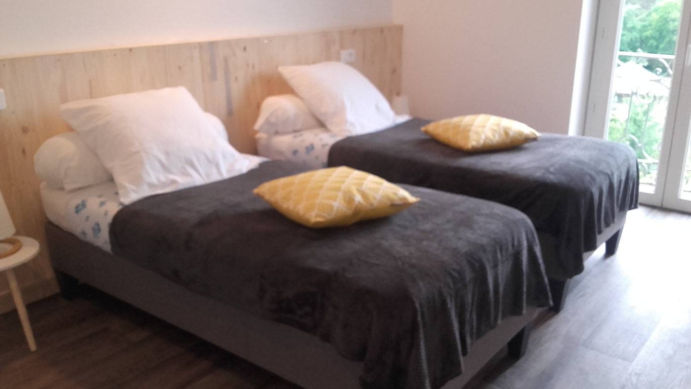 Chambres d'hôtes Chez Stéphanie et Jérôme - Chambre jaune in Laguépie, Tarn-et-Garonne