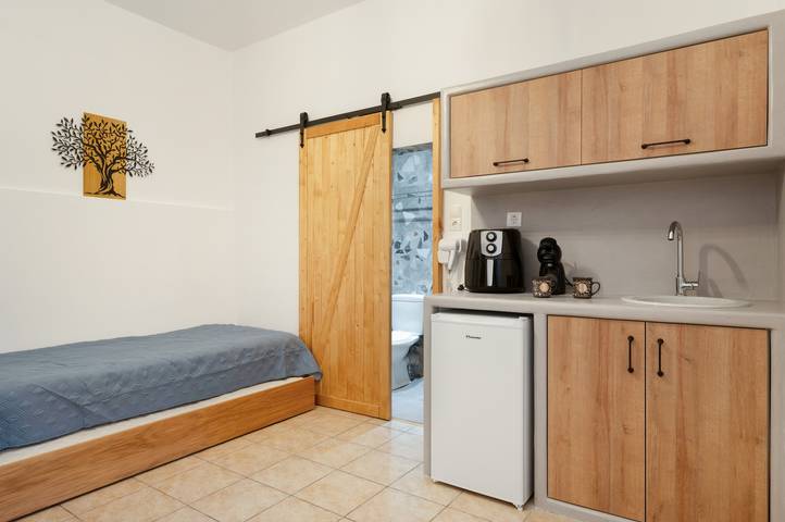 Entire studio, Studio Apartment 'Mouria' with Sea View, Wi-Fi, and Air Conditioning in Kythnos