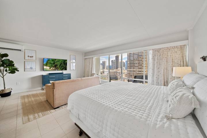 Ferieleilighet for 4 personer, balkong og badebasseng i tillegg til hage og sjøutsikt, barnevennlig i Waikiki