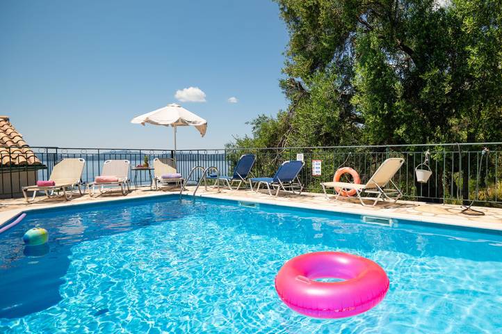 Villa for 7 people, with view and garden in Nissaki