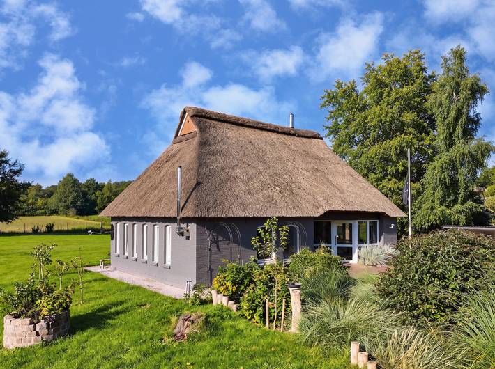 Casa con techo de paja 'Atelier Bankrovers' en ubicación exclusiva con estufa de leña y sauna de barril in Gokels, Distrito de Rendsburg-Eckernförde