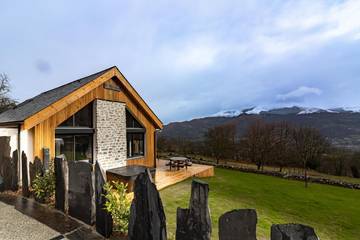 Gîte pour 12 personnes, avec jacuzzi ainsi que terrasse et jardin à Arras-en-Lavedan