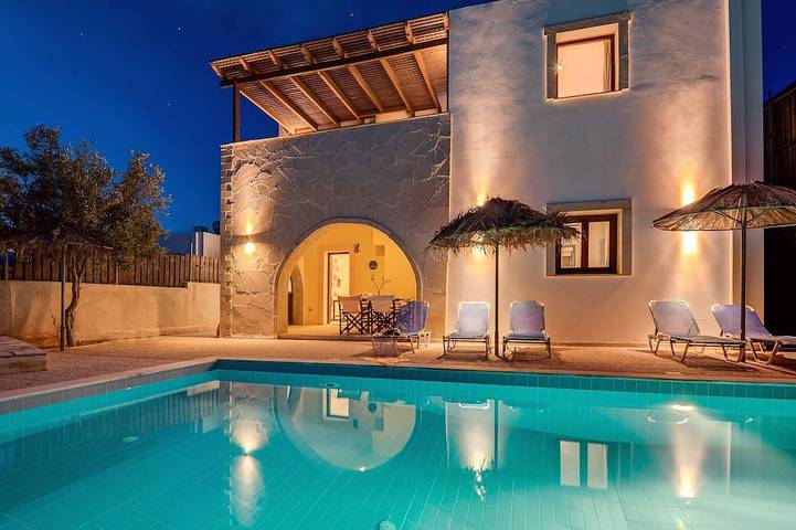 Location de vacances pour 8 personnes, avec Balcon ainsi que Terrasse et Jardin dans Makri Gialos