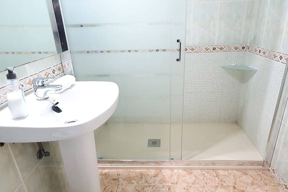 Geheel appartement, Skol 203 - 1-Bedroom Apartment in Edificio Skol with Enviable Sea Views in Playa de la Fontanilla, Marbella
