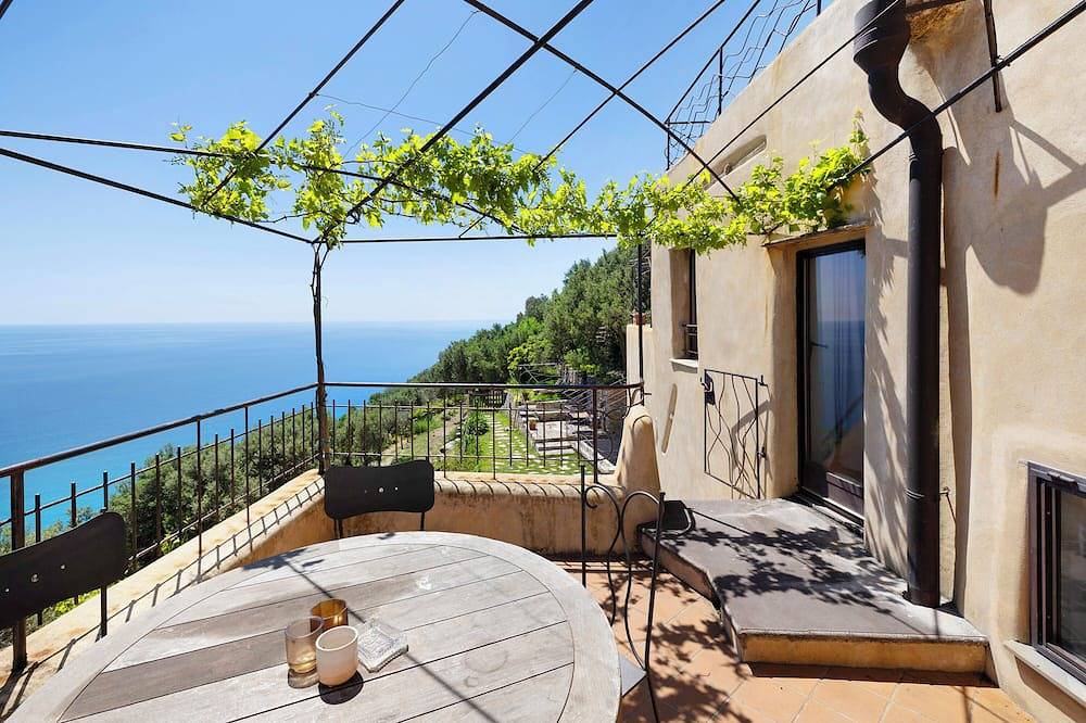 Entire apartment, Apartment 'Mandarino' with Sea View, Wi-Fi and Air Conditioning in Varigotti, Finale Ligure Municipality
