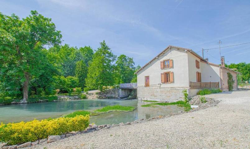 Gîte pour 10 personnes, avec terrasse dans Lhuître