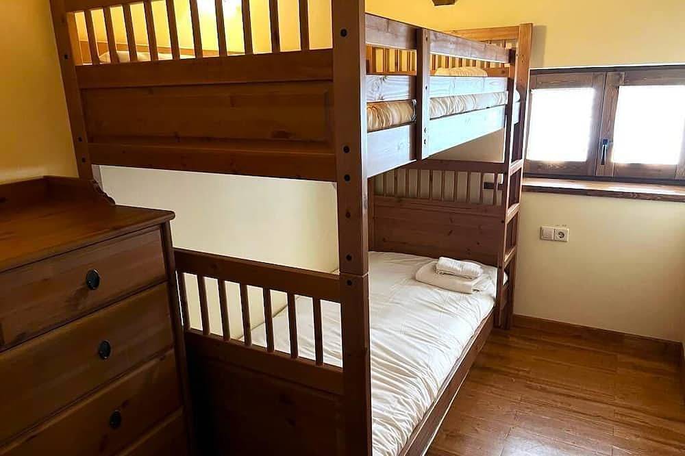 Bor lll - 6Pax - Three Bedroom House, Sleeps 6 in Bellver de Cerdanya, Catalan Pyrenees