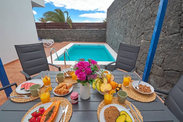 Hel lägenhet, Vacation 'Maria Del Mar' with Mountain View, Private Pool and Wi-Fi in Playa Blanca, Yaiza