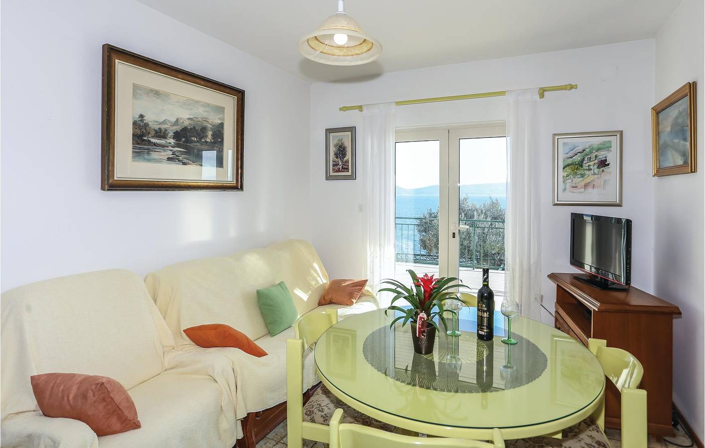 Ganze Ferienwohnung, Gemütliche Unterkunft, 1,5 km vom Strand entfernt: 2-Zimmer-Wohnung mit WLAN, Parkplatz und Terrasse in Pisak, Split-Dalmatien