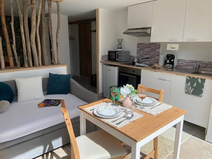 Gîte pour 4 personnes, avec piscine et vue ainsi que jardin et bassin pour enfant, animaux acceptés à Saint-Chels