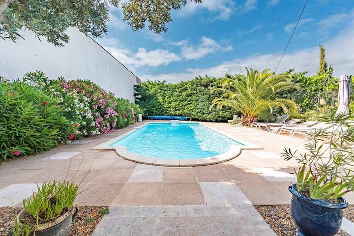 Location de vacances pour 14 personnes, avec Terrasse ainsi que Jardin et Piscine à Capendu