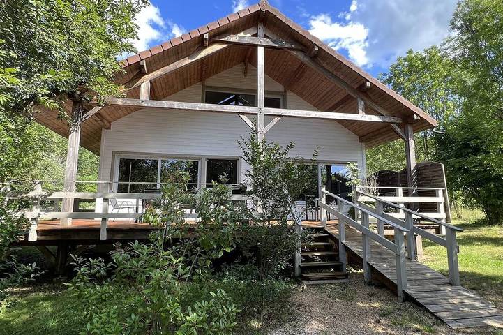Gîte pour 8 personnes, avec Balcon et Jardin à Doucier