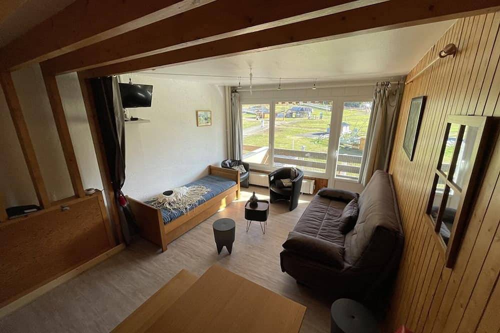 Entire apartment, Studio with balcony in the resort center, Wifi and pets allowed in Le Lioran, Laveissière