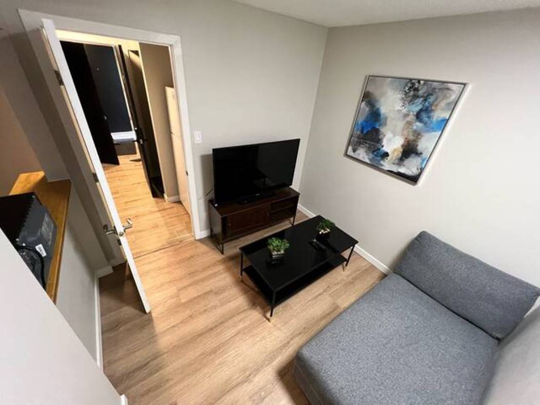 Entire apartment, Cozy 1 Bedroom Rental with Den free parking Close to University in Edmonton, Alberta