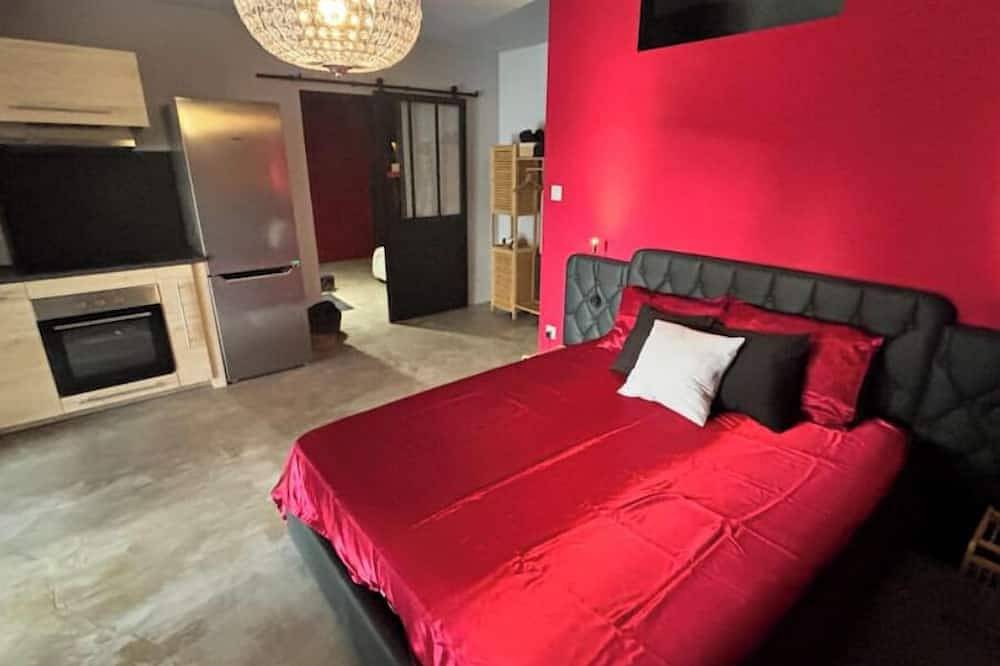 L'Interlude, a secret, sensual interlude. in Vitrolles, Istres region