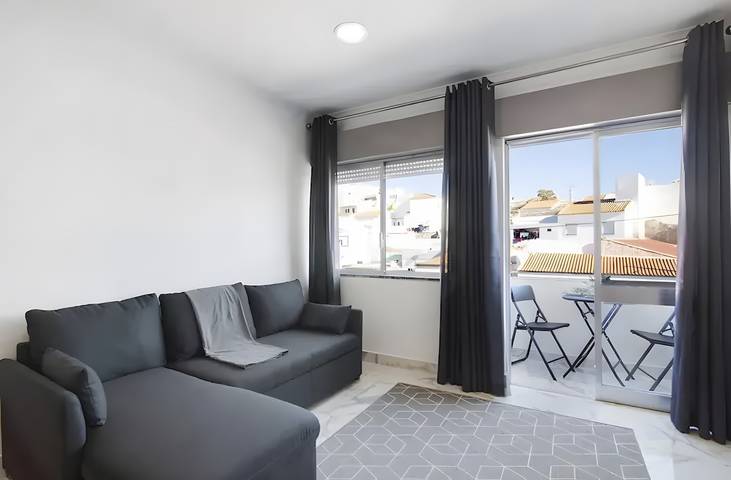 Entire apartment, Apartment 'Luxury T2 Near Armação De Pêra' with Wi-Fi and Air Conditioning in Alcantarilha, Alcantarilha e Pêra