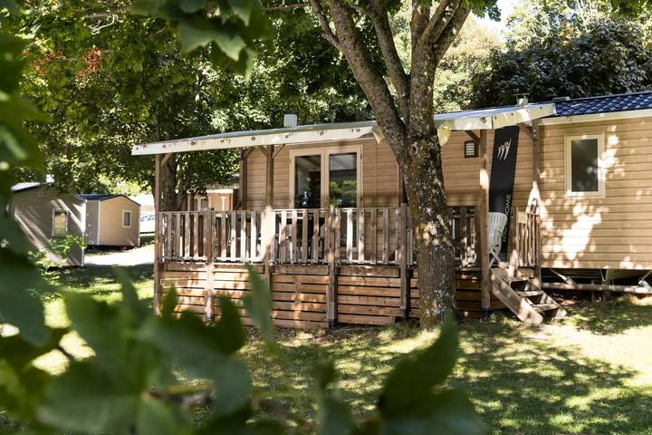 Camping für 4 Personen, mit Terrasse und Ausblick sowie Pool in Französische Alpen - 2